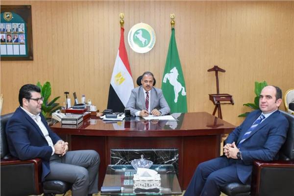 المهندس حازم الأشموني خلال لقائه رئيس قطاعات كهرباء الشرقية 