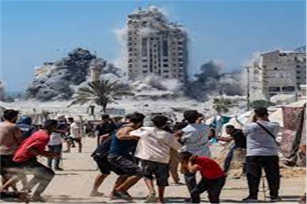 برج مكة السكني في منطقة تل الهوى لحظة تدميره