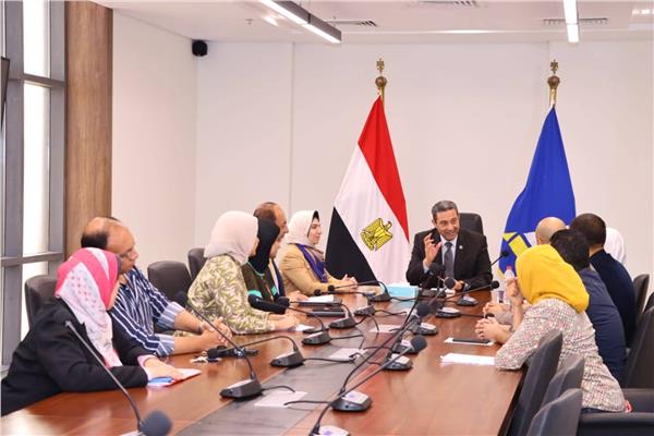محافظ دمياط يلتقى مع فريق ورشة العمل