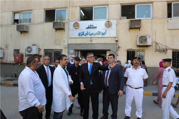 محافظ الجيزة يغير مسار جولته ويفاجئ مستشفى أبو النمرس المركزي