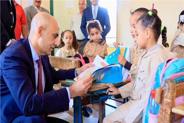 محافظ المنيا: التعاون بين أجهزة المحافظة ووزارة التربية والتعليم لمواصلة النهوض بالعملية التعليمية 