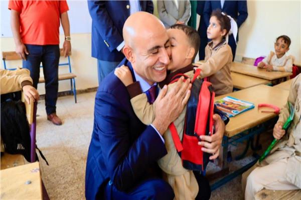 بعد شكواهم .. وزير التعليم بين طلاب تونا الجبل بالمنيا.. والأهالي: شكرا للاستجابة السريعة