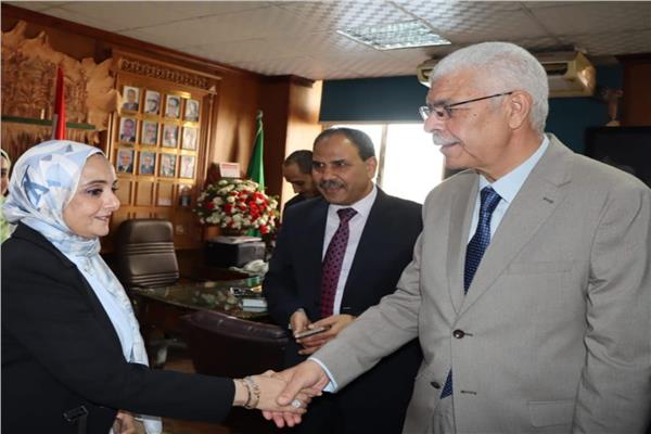 رئيس جامعة المنوفية يسلم نائب رئيس الجامعة للدراسات العليا والبحوث مهام منصبها