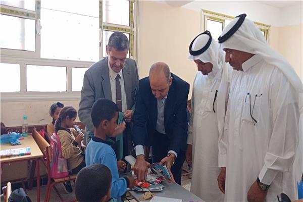 وكيل وزارة التربية والتعليم يشارك في توزيع الأدوات المدرسية