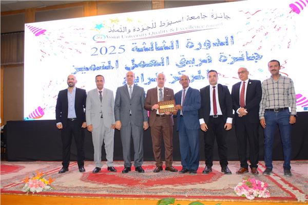 جانب من توزيع الجوائز
