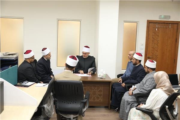 مفتي الجمهورية يتفقد الإدارة العامة للبوابة والتطبيقات الإلكترونية بدار الإفتاء
