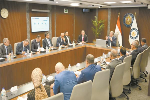 المهندس كريم بدوى يلتقى عددًا من رؤساء مجالس إدارات وتحرير  الصحف