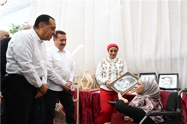 رئيس الوزراء يوجه بتوفير فرصة عمل لإحدى العارضات من ذوي الهمم