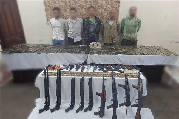 المتهمون وأمامهم المضبوطات