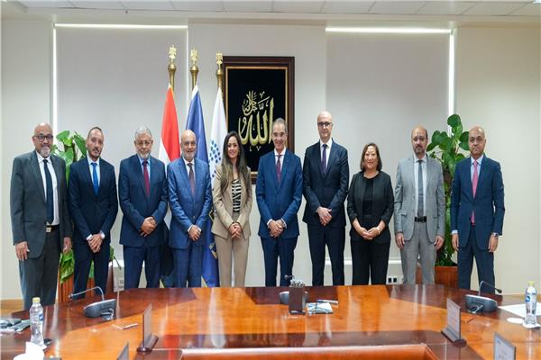 وزير الاتصالات وقيادات الشركات