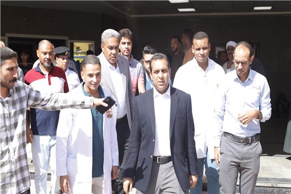  نائب المحافظ خلال زيارة المصابين