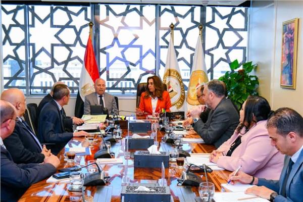وزيرة البيئة مع محافظ القاهرة