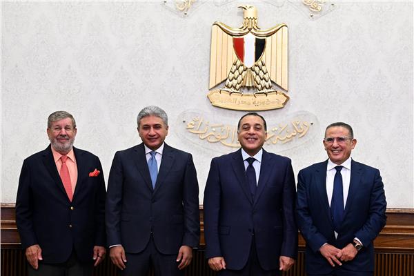رئيس مجلس الوزراء ووزير السياحة وحسام الشاعر وويليام إي هينيكي