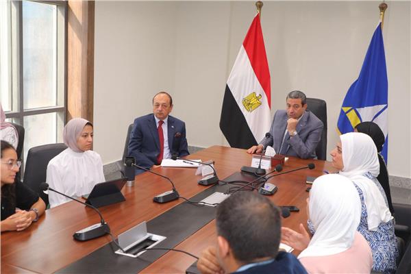 محافظ دمياط يلتقى مع فريق ورشة العمل المشتركة 