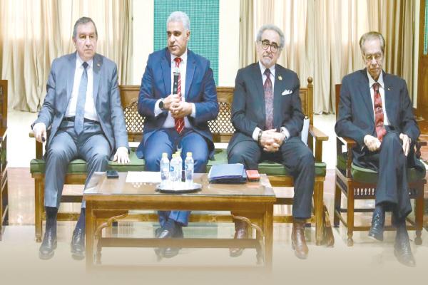  د.عصام شرف - رئيس الوزراء الأسبق ود. علاء عبد الهادى - امين عام اتحاد الادباء والكتاب العرب
