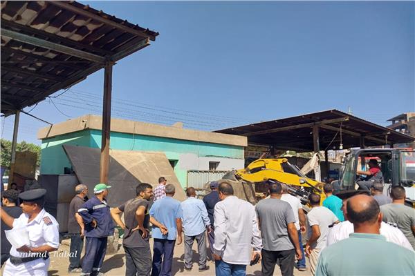 حملة مكبرة لاجهزة محافظة الغربية لرفع الاشغالات بموقف سيارات وميدان المحطة بمدينة كفرالزيات
