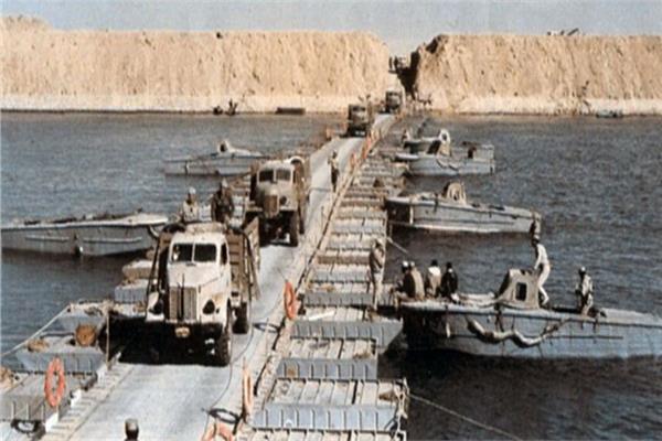 وحدات من الجيش المصري تعبر قناة السويس