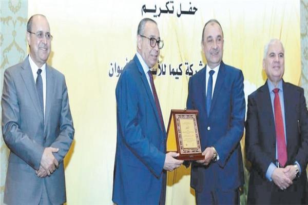 وزير قطاع الأعمال يكرم عدد من الشركات المصرية