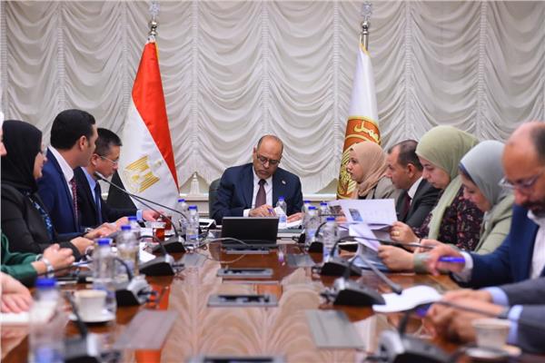 محمد جبران وزير العمل - ووفد من شركة هواوي مصر