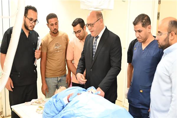 الدكتور حسان النعماني رئيس جامعة سوهاج  يطئن علي حالة الطلبة المصابين