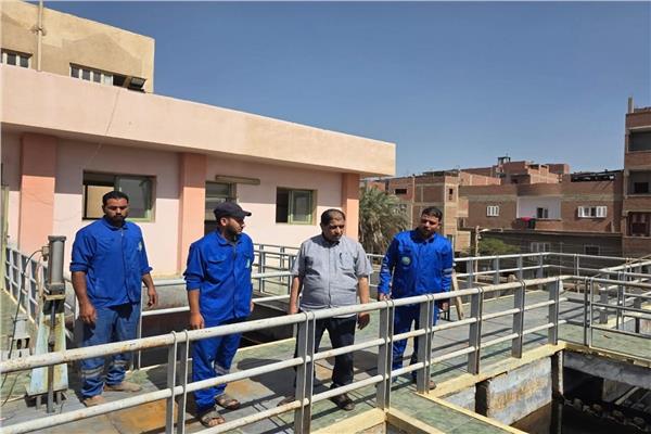 رئيس مياه المنوفية خلال الجولة