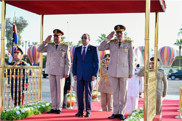 الرئيس السيسي يزور النصب التذكاري لشهداء القوات المسلحة بمدينة نصر