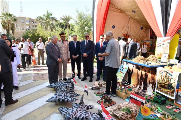 محافظ الفيوم يضع إكليلاً من الزهور على النصب التذكارى للشهداء بميدان قارون 