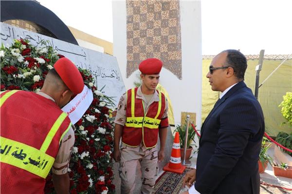 نائباً عن محافظ المنيا يضع إكليلًا من الزهور على النصب التذكاري للشهداء بمناسبة ذكرى انتصارات أكتوبر