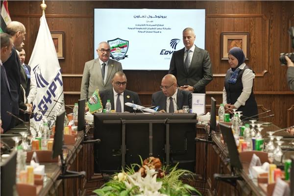 رئيس هيئة قضايا الدولة ووزير الطيران المدني أثناء توقيع البروتوكول