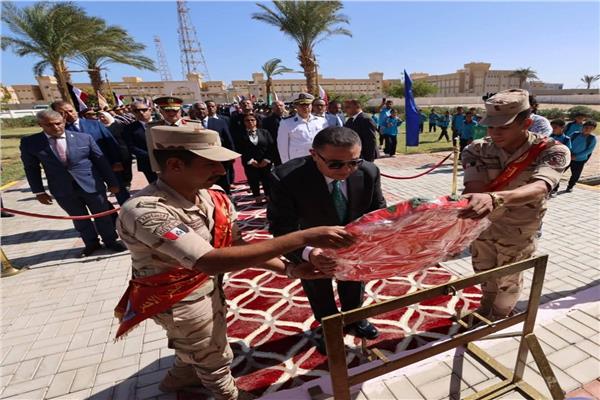 محافظ البحر الأحمر يضع إكليل الزهور على مقابر الشهداء احتفالًا بذكرى نصر أكتوبر المجيد