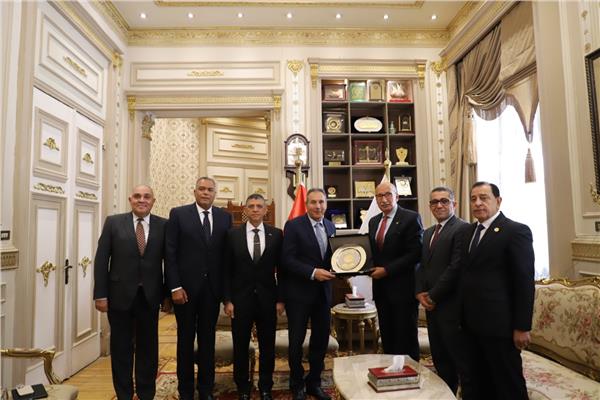 رئيس محكمة النقض خلال استقباله رئيس مجلس إدارة البنك الأهلي المصري 