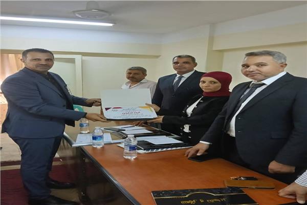 وكيل وزارة التموين بالبحيرة يكرم مديري الإدارات المتميزين 