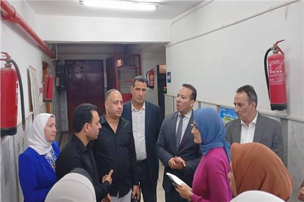 إسلام عساف وكيل وزارة الصحة بالبحيرة خلال الجولة