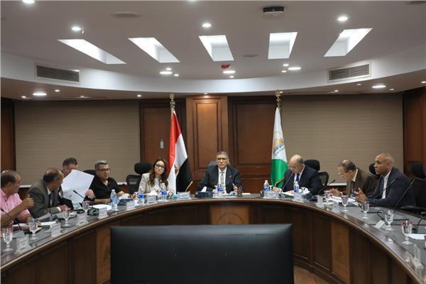 محافظ الجيزة يعقد اللقاء الأسبوعي لبحث شكاوي المواطنين 