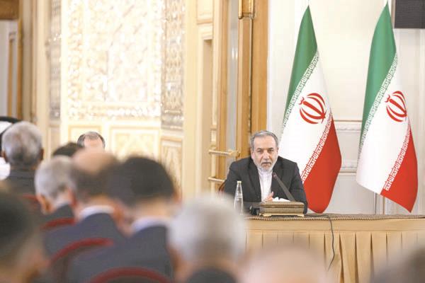 وزير الخارجية الإيرانى عباس عراقجى فى اجتماع مع سفراء إيران بالخارج