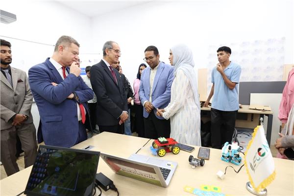  وزير الاتصالات وتكنولوجيا المعلومات