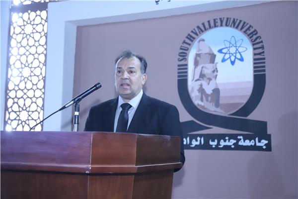 احمد عكاوى رئيس جامعة جنوب الوادى