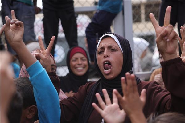 فرحة الشارع الفلسطيني بإنهاء الحرب - صورة من أ ف ب