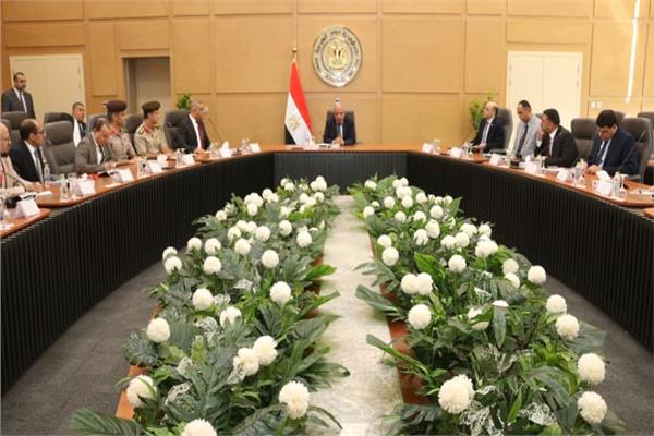 وزير الكهرباء والطاقة المتجددة خلال الاجتماع