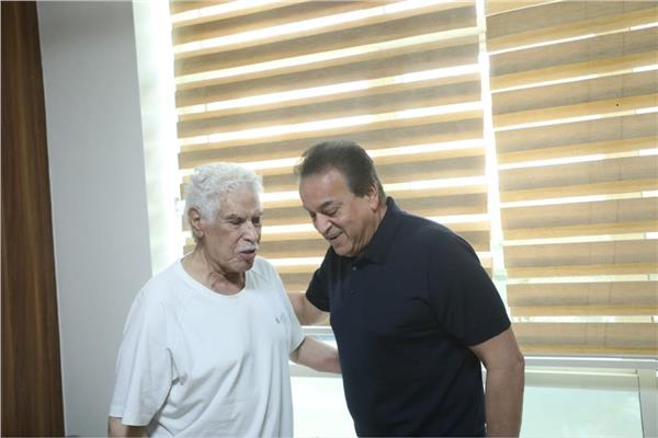 الدكتور خالد عبدالغفار، نائب رئيس مجلس الوزراء يطمئن علي صحة الكابتن حسن شحاتة