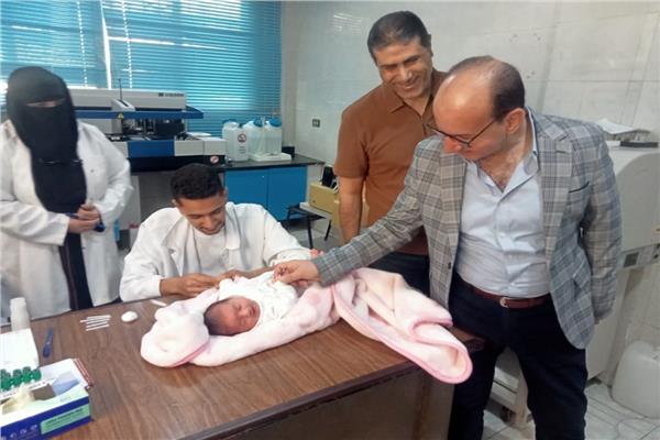 وكيل وزارة الصحة بالدقهلية يتفقد إدارة المعامل 