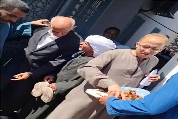 شاب قبطي يوزع الحلوة عل المصلين