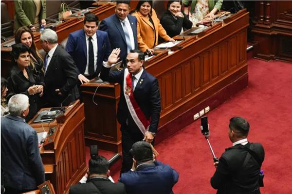 عزل رئيسة بيرو.. وزعيم الكونجرس يؤدى اليمين خلفا لها