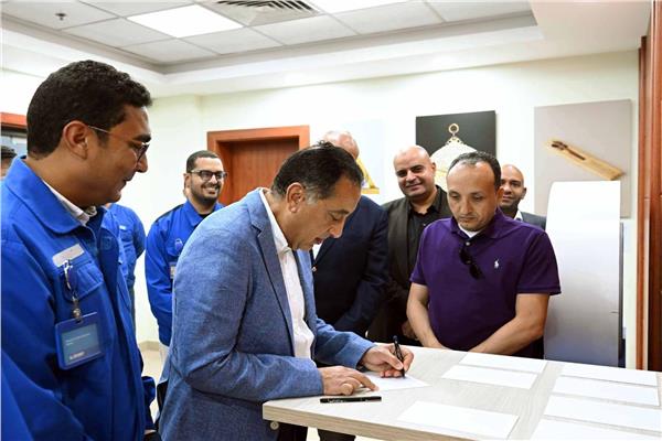 جانب من زيارة رئيس الوزراء لمجموعة " العربي" بمدينة بنها