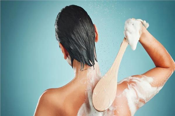 أخطاء شائعة قد تضر بشرتك وشعرك