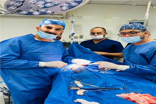أطباء مستشفى جامعة الأزهر بأسيوط خلال اجراء الجراحة