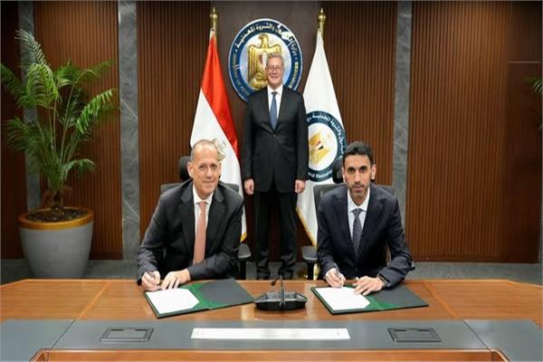 وزير البترول يشهد توقيع عقد أعمال الحفر بين بي بي وفالاريس