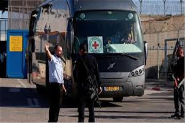 الاحتلال الإسرائيلي يفرج عن 88 معتقلا فلسطينيا من سجن "عوفر"