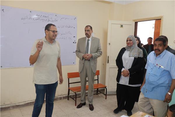 محافظ سوهاج يتفقد مستوى الخدمات المقدمة للمواطنين بعدد من المدارس والمصالح الحكومية 