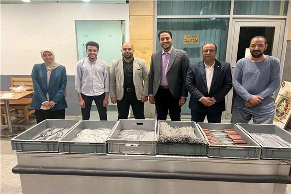 رجال الجمارك بمطار الإسكندرية الدولي وامامهم المضبوطات